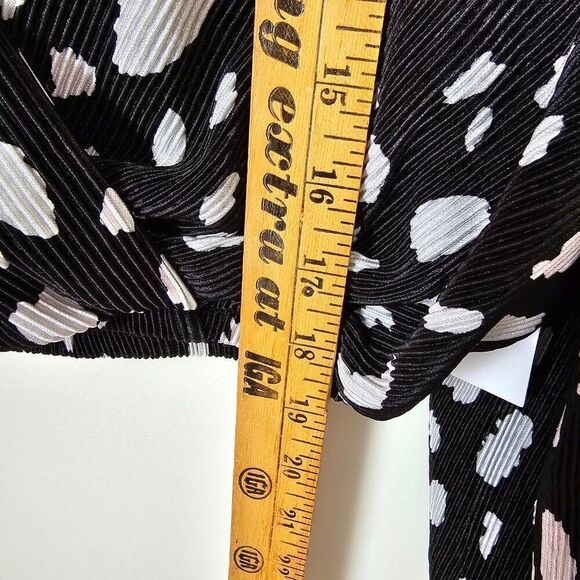 NWT ASTR BLACK WHITE DOTTED DEEP SURPLICE V NECK LONGSLEEVES TOP SIZE M - Picture 15 of 15